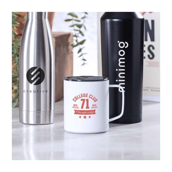 Taza térmica de acero inox, con doble pared y aislamiento de cobre al vacío, que permite mantener el calor y el frio durante un tiempo más prolongado, llegando a las 8 y 24 horas respectivamente. De 420ml de capacidad, y disponible en colores metalizados. Presentada en atractiva caja de diseño.