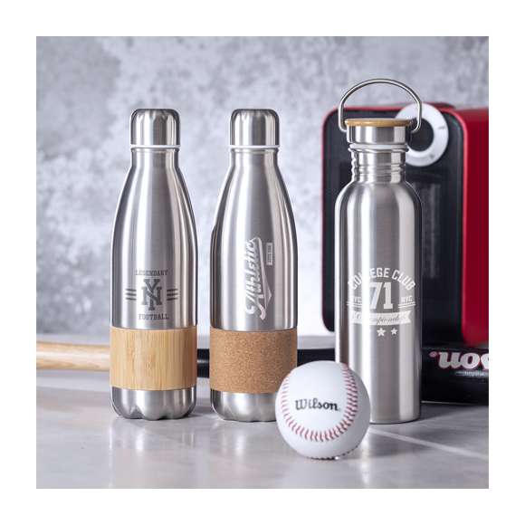 Bidón de línea nature, en combinación de materiales acero inox de acabado mate y bambú. 750ml de capacidad, con tapón de seguridad y presentado en atractiva caja de diseño eco.