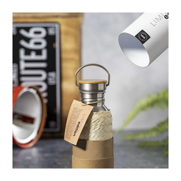  	Bidón Limited Edition. Envuelto en un ecodiseño de líneas suaves, este bidón combina cuerpo en acero inoxidable, funda de paja y tapón de seguridad a rosca con base de bambú. Incluye asa de transporte. De 600ml de capacidad. 	 	De la perfecta combinación entre exclusividad y diseño, nace Limited Edition, una colección especial de ideas promocionales de edidición limitada. Un nuevo concepto, inspirado en la fusión de artículos premium con las últimas y más novedosas tendencias y que cuenta con una seleción limitada de unidades, convirtiendo así un regalo en una experiencia única e inolvidable. 	 	Exclusivo estuche de presentación Limited Edition, con diseño protegido por derechos de propiedad industrial. 	 	Incluida tarjeta con descripción de Limited Edition en cartón reciclado.