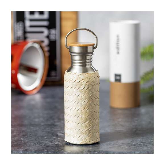  	Bidón Limited Edition. Envuelto en un ecodiseño de líneas suaves, este bidón combina cuerpo en acero inoxidable, funda de paja y tapón de seguridad a rosca con base de bambú. Incluye asa de transporte. De 600ml de capacidad. 	 	De la perfecta combinación entre exclusividad y diseño, nace Limited Edition, una colección especial de ideas promocionales de edidición limitada. Un nuevo concepto, inspirado en la fusión de artículos premium con las últimas y más novedosas tendencias y que cuenta con una seleción limitada de unidades, convirtiendo así un regalo en una experiencia única e inolvidable. 	 	Exclusivo estuche de presentación Limited Edition, con diseño protegido por derechos de propiedad industrial. 	 	Incluida tarjeta con descripción de Limited Edition en cartón reciclado.