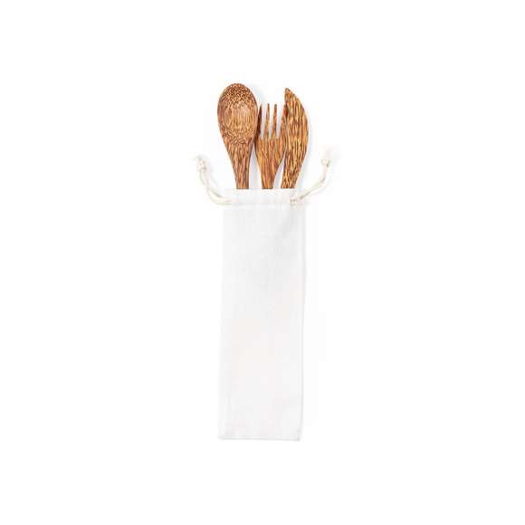 Set de cubiertos reutilizables de línea nature fabricados en coco. Tras el consumo de su fruto, del coco y su planta se pueden obtener multitud de productos, contribuyendo a la sostenibilidad del planeta y fomentando el uso de materias primas naturales. Incluye cuchara, cuchillo y tenedor. Presentados en bolsita individual de algodón con cierre de cordón.