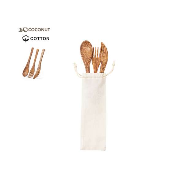 Set de cubiertos reutilizables de línea nature fabricados en coco. Tras el consumo de su fruto, del coco y su planta se pueden obtener multitud de productos, contribuyendo a la sostenibilidad del planeta y fomentando el uso de materias primas naturales. Incluye cuchara, cuchillo y tenedor. Presentados en bolsita individual de algodón con cierre de cordón.