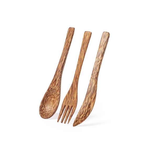 Set de cubiertos reutilizables de línea nature fabricados en coco. Tras el consumo de su fruto, del coco y su planta se pueden obtener multitud de productos, contribuyendo a la sostenibilidad del planeta y fomentando el uso de materias primas naturales. Incluye cuchara, cuchillo y tenedor. Presentados en bolsita individual de algodón con cierre de cordón.