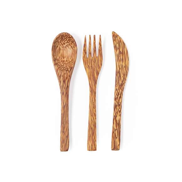 Set de cubiertos reutilizables de línea nature fabricados en coco. Tras el consumo de su fruto, del coco y su planta se pueden obtener multitud de productos, contribuyendo a la sostenibilidad del planeta y fomentando el uso de materias primas naturales. Incluye cuchara, cuchillo y tenedor. Presentados en bolsita individual de algodón con cierre de cordón.