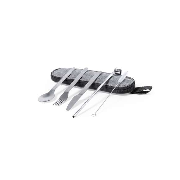 Set de cubiertos reutilizables fabricados en resistente y duradero acero inox. Incluye cuchara, cuchillo, tenedor, pajita y accesorio de limpieza. Presentados en elegante estuche individual de poliéster 300D RPET, elaborado a partir de plástico reciclado para así fomentar la reutilización de residuos plásticos y ayudar a la sostenibilidad del planeta. Estuche con cinta de transporte, cierre de cremallera y distintivo RPET en etiqueta.