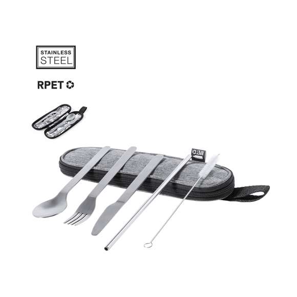 Set de cubiertos reutilizables fabricados en resistente y duradero acero inox. Incluye cuchara, cuchillo, tenedor, pajita y accesorio de limpieza. Presentados en elegante estuche individual de poliéster 300D RPET, elaborado a partir de plástico reciclado para así fomentar la reutilización de residuos plásticos y ayudar a la sostenibilidad del planeta. Estuche con cinta de transporte, cierre de cremallera y distintivo RPET en etiqueta.
