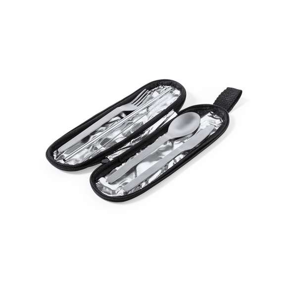 Set de cubiertos reutilizables fabricados en resistente y duradero acero inox. Incluye cuchara, cuchillo, tenedor, pajita y accesorio de limpieza. Presentados en elegante estuche individual de poliéster 300D RPET, elaborado a partir de plástico reciclado para así fomentar la reutilización de residuos plásticos y ayudar a la sostenibilidad del planeta. Estuche con cinta de transporte, cierre de cremallera y distintivo RPET en etiqueta.