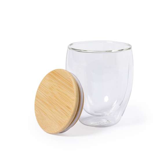 Vaso térmico de línea nature en alta calidad, de doble pared y 250ml de capacidad. Fabricado en cristal de borosilicato, que ofrece una resistencia y durabilidad excepcionales, alargando su vida útil y pudiendo ser reutilizado infinidad de veces. Tapa en bambú y presentado en atractiva caja de diseño eco.
