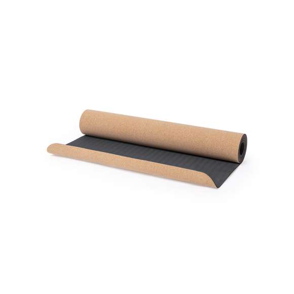 Esterilla de línea nature para la práctica del yoga y otras actividades. Fabricada en resistente corcho natural, con base antideslizante en TPE. Tamaño 60x180 cm, con asa de transporte y presentada en atractiva funda individual de diseño eco, con ilustraciones de ejercicios.