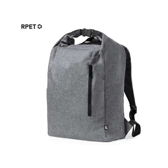 Mochila de línea nature fabricada en resistente 300D RPET, elaborado a partir de plástico reciclado, para así fomentar la reutilización de residuos plásticos y contribuir a la sostenibilidad del planeta. Bolsillo principal con cierre de hebilla y bolsillo lateral. Cintas acolchadas ajustables para hombro y distintivo RPET en etiqueta exterior.