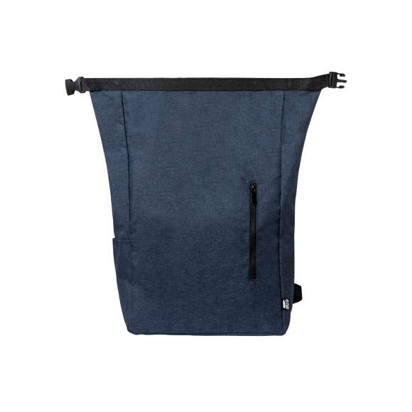Mochila de línea nature fabricada en resistente 300D RPET, elaborado a partir de plástico reciclado, para así fomentar la reutilización de residuos plásticos y contribuir a la sostenibilidad del planeta. Bolsillo principal con cierre de hebilla y bolsillo lateral. Cintas acolchadas ajustables para hombro y distintivo RPET en etiqueta exterior.