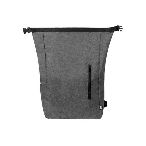 Mochila de línea nature fabricada en resistente 300D RPET, elaborado a partir de plástico reciclado, para así fomentar la reutilización de residuos plásticos y contribuir a la sostenibilidad del planeta. Bolsillo principal con cierre de hebilla y bolsillo lateral. Cintas acolchadas ajustables para hombro y distintivo RPET en etiqueta exterior.