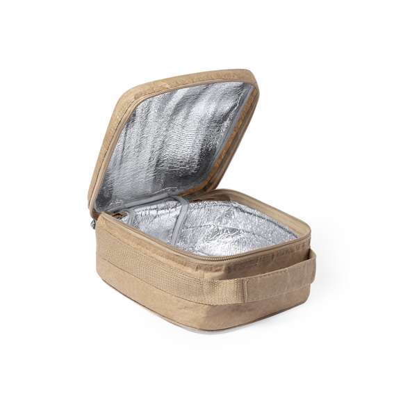  	Nevera de línea nature, fabricada en papel reciclado. Con dos compartimentos independientes de cierre de cremallera con tiradores metálicos. Asa de transporte reforzada e interior isotermo en aluminio.