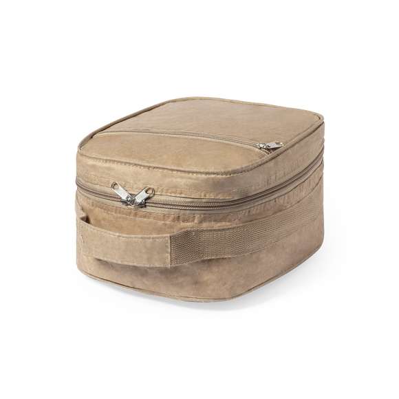  	Nevera de línea nature, fabricada en papel reciclado. Con dos compartimentos independientes de cierre de cremallera con tiradores metálicos. Asa de transporte reforzada e interior isotermo en aluminio.