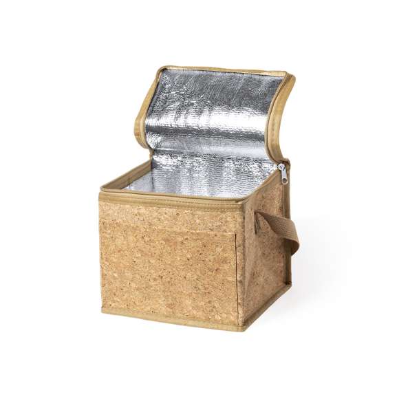  	Nevera de línea nature con capacidad para 6 latas. Fabricada en corcho natural con interior isotermo acabado en aluminio. Cierre de cremallera y asa de transporte a juego. Incluye bolsillo exterior con amplia superficie de marcaje.