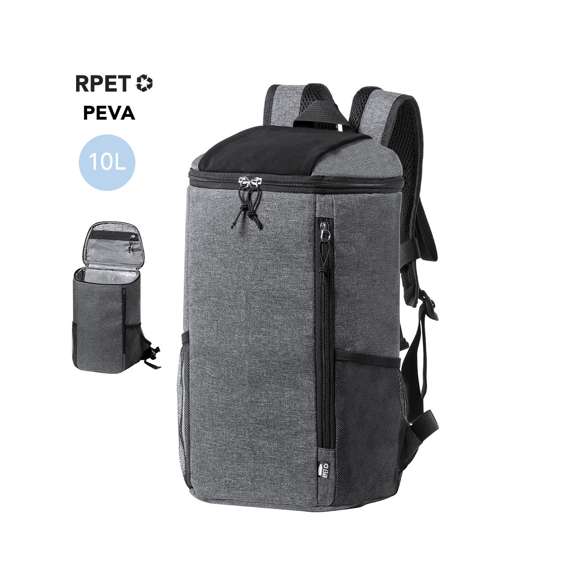 Mochila nevera 10L de línea nature, fabricada en resistente poliéster RPET 600D de alta calidad, elaborado a partir de plástico reciclado para así fomentar la reutilización de residuos plásticos y contribuir a la sostenibilidad del planeta. Compartimento principal con cierre de cremallera de doble tirador, con interior en PEVA. Con bolsillos laterales en redecilla y bolsillo frontal de acceso rápido con cierre de cremallera y tirador. Banda elástica en la parte superior, y en bolsillo en la parte trasera.Totalmente acolchada. Distintivo RPET en etiqueta.