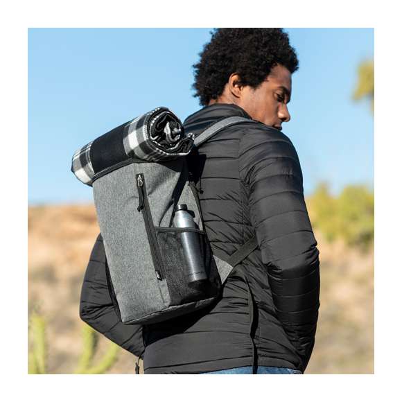 Mochila nevera 10L de línea nature, fabricada en resistente poliéster RPET 600D de alta calidad, elaborado a partir de plástico reciclado para así fomentar la reutilización de residuos plásticos y contribuir a la sostenibilidad del planeta. Compartimento principal con cierre de cremallera de doble tirador, con interior en PEVA. Con bolsillos laterales en redecilla y bolsillo frontal de acceso rápido con cierre de cremallera y tirador. Banda elástica en la parte superior, y en bolsillo en la parte trasera.Totalmente acolchada. Distintivo RPET en etiqueta.