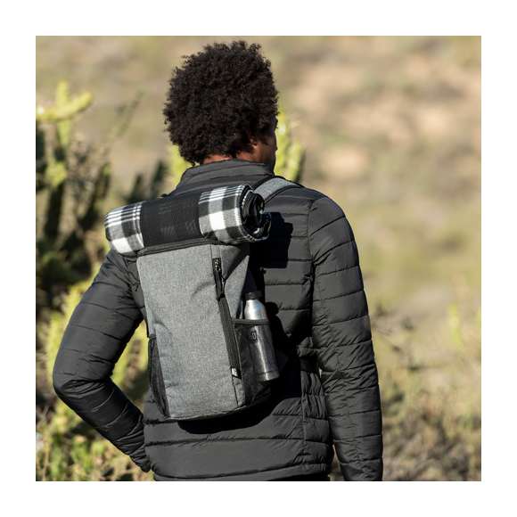 Mochila nevera 10L de línea nature, fabricada en resistente poliéster RPET 600D de alta calidad, elaborado a partir de plástico reciclado para así fomentar la reutilización de residuos plásticos y contribuir a la sostenibilidad del planeta. Compartimento principal con cierre de cremallera de doble tirador, con interior en PEVA. Con bolsillos laterales en redecilla y bolsillo frontal de acceso rápido con cierre de cremallera y tirador. Banda elástica en la parte superior, y en bolsillo en la parte trasera.Totalmente acolchada. Distintivo RPET en etiqueta.