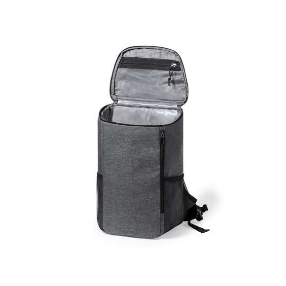 Mochila nevera 10L de línea nature, fabricada en resistente poliéster RPET 600D de alta calidad, elaborado a partir de plástico reciclado para así fomentar la reutilización de residuos plásticos y contribuir a la sostenibilidad del planeta. Compartimento principal con cierre de cremallera de doble tirador, con interior en PEVA. Con bolsillos laterales en redecilla y bolsillo frontal de acceso rápido con cierre de cremallera y tirador. Banda elástica en la parte superior, y en bolsillo en la parte trasera.Totalmente acolchada. Distintivo RPET en etiqueta.