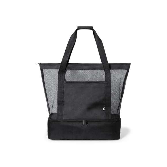 Bolsa nevera en resistente poliéster RPET 600D elaborado a partir de plástico reciclado para así fomentar la reutilización de residuos plásticos y contribuir a la sostenibilidad del planeta. Compartimento principal en redecilla tipo mesh, con cierre de cremallera. Nevera integrada en base, en resistente poliéster 600D RPET, con interior isotermo en PEVA. Asas de transporte reforzadas y amplio bolsillo frontal, con distintivo RPET en etiqueta.