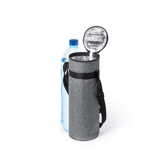 Nevera de línea nature para botellas de hasta 1,5l, fabricada en resistente poliéster 300D RPET, elaborado a partir de plástico reciclado para así fomentar la reutilización de residuos plásticos y contribuir a la sostenibilidad del planeta. Con cierre de cremallera y cómoda cinta para hombro ajustable. Interior isotermo en aluminio, con distintivo RPET en etiqueta.