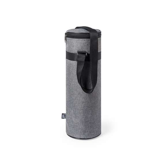Nevera de línea nature para botellas de hasta 1,5l, fabricada en resistente poliéster 300D RPET, elaborado a partir de plástico reciclado para así fomentar la reutilización de residuos plásticos y contribuir a la sostenibilidad del planeta. Con cierre de cremallera y cómoda cinta para hombro ajustable. Interior isotermo en aluminio, con distintivo RPET en etiqueta.