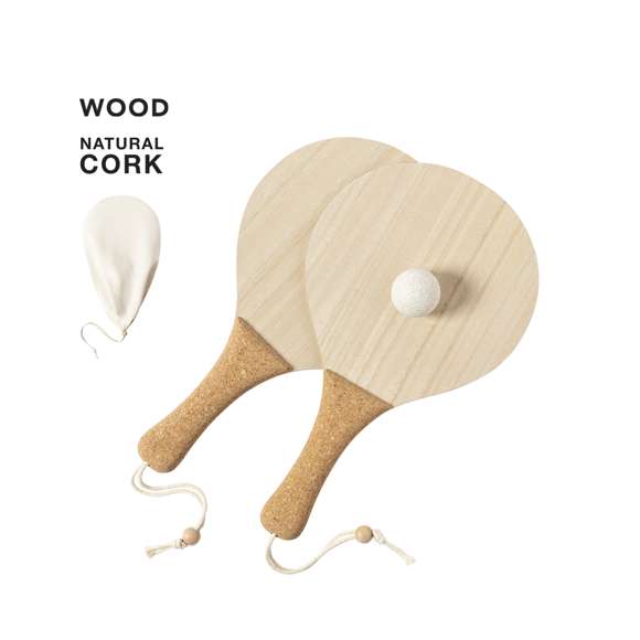 Par de palas de playa de línea nature. Fabricadas en madera, con mango reforzado en corcho natural y cintas para muñeca con ajustador. Presentadas en bolsa de algodón natural con cierre de cordón y pelota en caña de trigo.