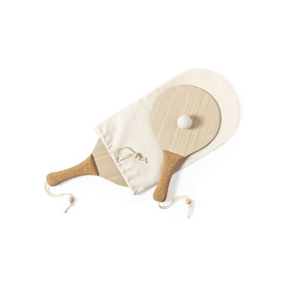 Par de palas de playa de línea nature. Fabricadas en madera, con mango reforzado en corcho natural y cintas para muñeca con ajustador. Presentadas en bolsa de algodón natural con cierre de cordón y pelota en caña de trigo.