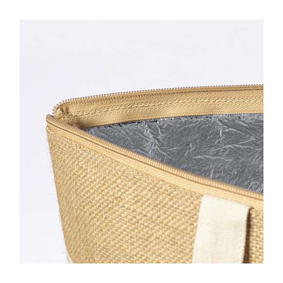 Bolsa térmica en resistente material 100% algodón de 225g/m2, con parte superior en yute laminado y asas de algodón. Compartimento principal con cierre de cremallera y tirador metálico, con interior isotermo de aluminio. De acabado cosido, con asas medianas reforzadas y resistencia hasta 7kg de peso.