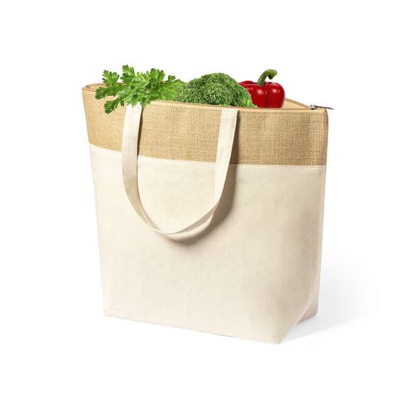 Bolsa térmica en resistente material 100% algodón de 225g/m2, con parte superior en yute laminado y asas de algodón. Compartimento principal con cierre de cremallera y tirador metálico, con interior isotermo de aluminio. De acabado cosido, con asas medianas reforzadas y resistencia hasta 7kg de peso.