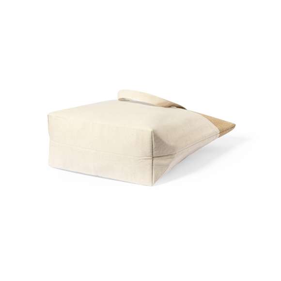 Bolsa térmica en resistente material 100% algodón de 225g/m2, con parte superior en yute laminado y asas de algodón. Compartimento principal con cierre de cremallera y tirador metálico, con interior isotermo de aluminio. De acabado cosido, con asas medianas reforzadas y resistencia hasta 7kg de peso.
