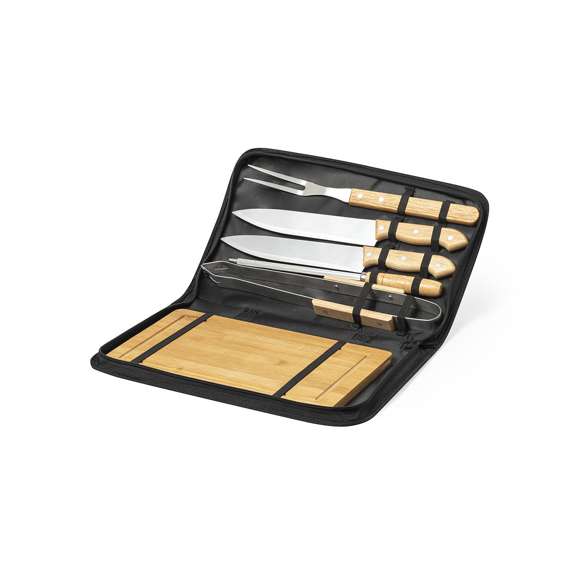 Set de barbacoa de línea nature y 6 accesorios fabricados en metal con mango de madera. Incluye 2 cuchillos, afilador, trinchador y pinzas, con tabla de bambú para corte y presentación. Presentado en estuche indvidual de resistente poliéster, con sujeciones elásticas interiores para los distintos utensilios.