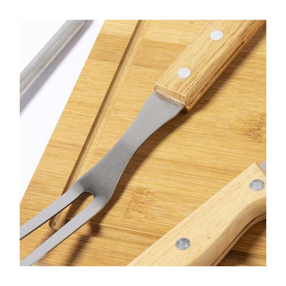 Set de barbacoa de línea nature y 6 accesorios fabricados en metal con mango de madera. Incluye 2 cuchillos, afilador, trinchador y pinzas, con tabla de bambú para corte y presentación. Presentado en estuche indvidual de resistente poliéster, con sujeciones elásticas interiores para los distintos utensilios.