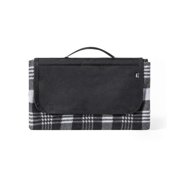 Manta de picnic de calidad premium, fabricada en poliéster RPET de 160g/m2, elaborado a partir de plástico reciclado para así fomentar la reutilización de residuos plásticos y contribuir a la sostenibilidad del planeta. Medidas 120x150cm, con lado para sentarse en patrón tartán bicolor de suave tacto. Lado en contacto con el suelo en resistente PEVA. De fácil plegado y de tamaño compacto, incluye asa de transporte y solapa con cierre de velcro, con distintivo RPET en etiqueta.