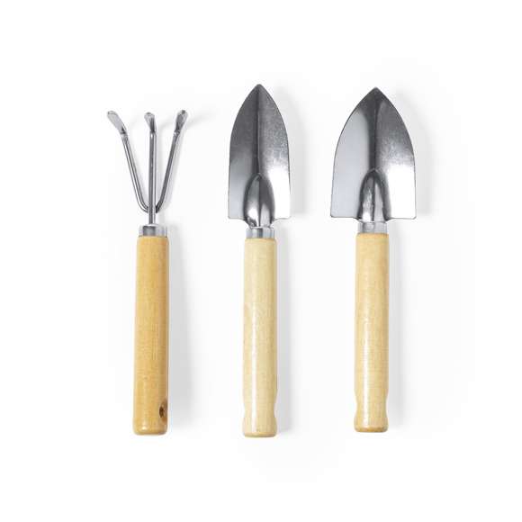 Set de jardinería de 3 accesorios, fabricado en metal con mango de madera. Incluye pala grande, pala pequeña y rastrillo. Con riñonera de transporte en algodón y cierre de click ajustable  presentado en atractiva caja de diseño eco.
