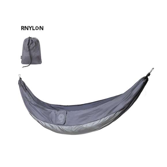 Hamaca fabricada en resistente nylon reciclado de 270x140cm, resultado de la utilización de los desechos pre y post-consumer del nailon, que se reutilizan para obtener este nuevo material, sin alterar sus propiedades y cumpliendo con los principios de las 3R (Reduce, Reutiliza, Recicla). Con resistentes cintas de amarre y mosquetones metálicos. Soporta hasta 200kg. Presentación plegado, con cinta ajustable mediante regulador. Manual de montaje incluido.