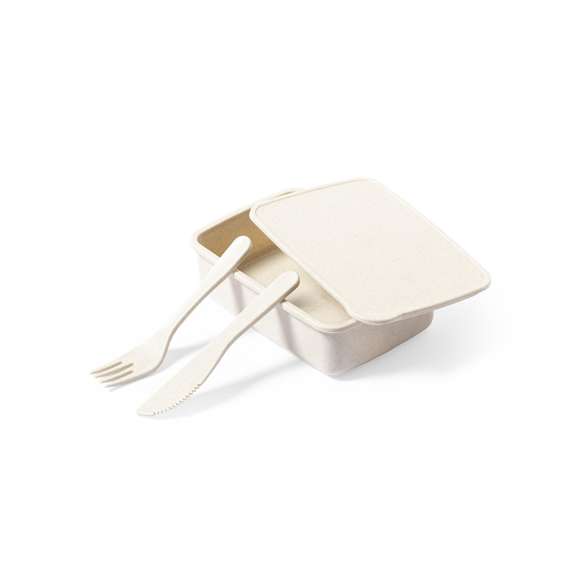 Fiambrera fabricada en PP veteado libre de BPA. De 700ml de capacidad, incluye cinta elástica de seguridad con tenedor y cuchillo. Certificación Food Grade, garantizando la seguridad cuando los alimentos entran en contacto con el material usado para fabricar el producto.