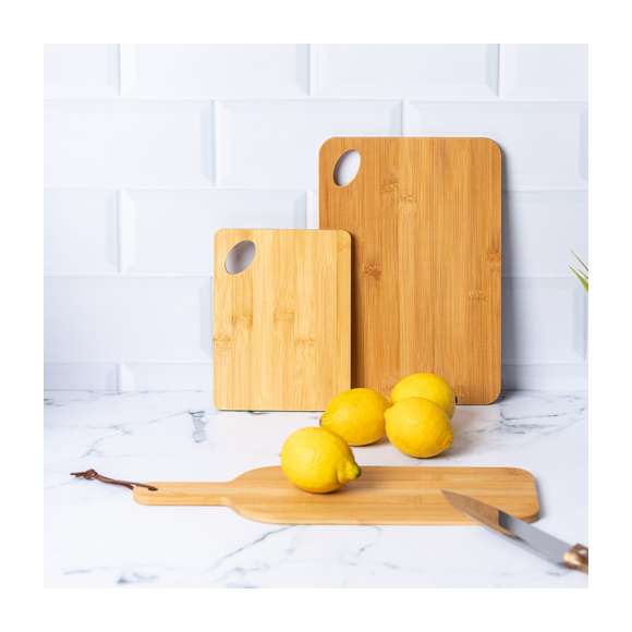 Tabla de línea nature fabricada en bambú pulido, ideal para corte y presentación, con troquel para fácil manejo y para colgar.