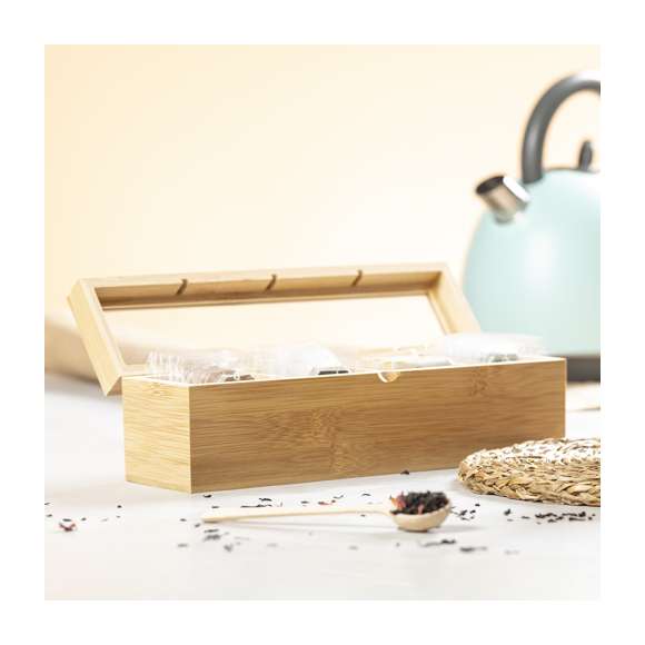 Caja para té de línea nature, fabricada en bambú, con cristal en tapa. Incluye 4 compartimentos para almacenar distintos tipos de té. Presentada en atractiva caja de diseño eco.