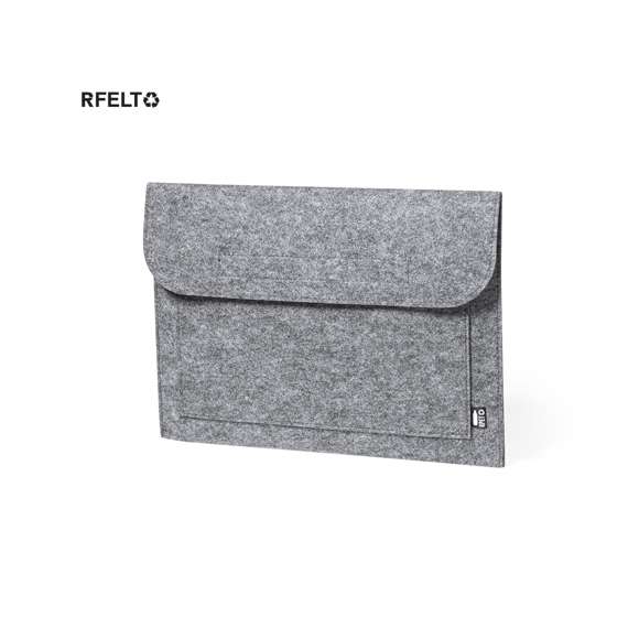 Funda para ordenador portátil de línea nature y en resistente fieltro RPET reciclado, fruto de la combinación del proceso de reciclaje de materiales plásticos junto con la técnica milenaria de fabricación del fieltro, dando como resultado un material de eco-tendencia que, además de ser de origen reciclado, también se convierte en reciclable. Solapa con cierres de velcro y bolsillo frontal, con distintivo RPET en etiqueta exterior.