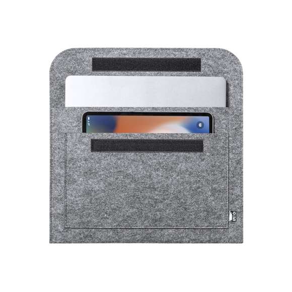 Funda para ordenador portátil de línea nature y en resistente fieltro RPET reciclado, fruto de la combinación del proceso de reciclaje de materiales plásticos junto con la técnica milenaria de fabricación del fieltro, dando como resultado un material de eco-tendencia que, además de ser de origen reciclado, también se convierte en reciclable. Solapa con cierres de velcro y bolsillo frontal, con distintivo RPET en etiqueta exterior.