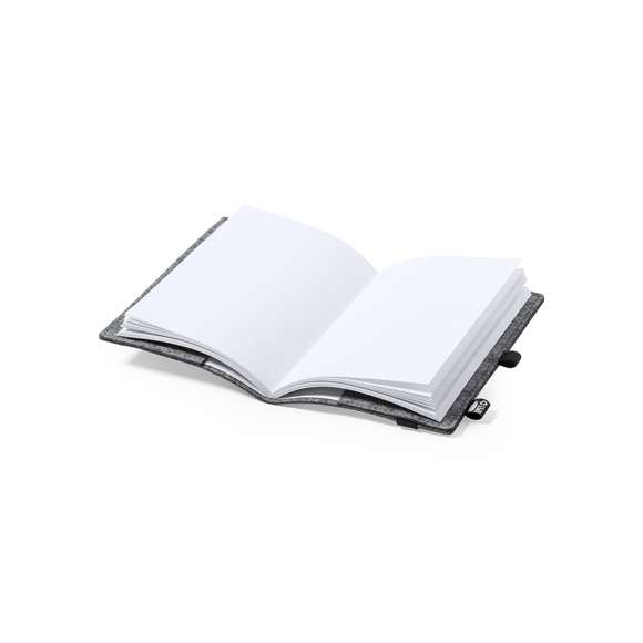 Bloc de notas A5 de línea nature con funda en fieltro RPETreciclado, fruto de la combinación del proceso de reciclaje de materiales plásticos junto con la técnica milenaria de fabricación del fieltro, dando como resultado un material de eco-tendencia que, además de ser de origen reciclado, también se convierte en reciclable.Incluye 100 hojas lisas. Con elástico de sujeción, soporte para bolígrafo y etiqueta RPET en portada.