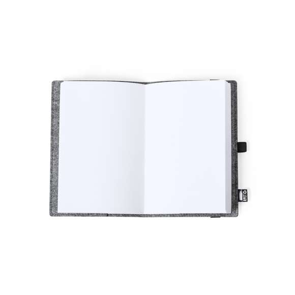 Bloc de notas A5 de línea nature con funda en fieltro RPETreciclado, fruto de la combinación del proceso de reciclaje de materiales plásticos junto con la técnica milenaria de fabricación del fieltro, dando como resultado un material de eco-tendencia que, además de ser de origen reciclado, también se convierte en reciclable.Incluye 100 hojas lisas. Con elástico de sujeción, soporte para bolígrafo y etiqueta RPET en portada.