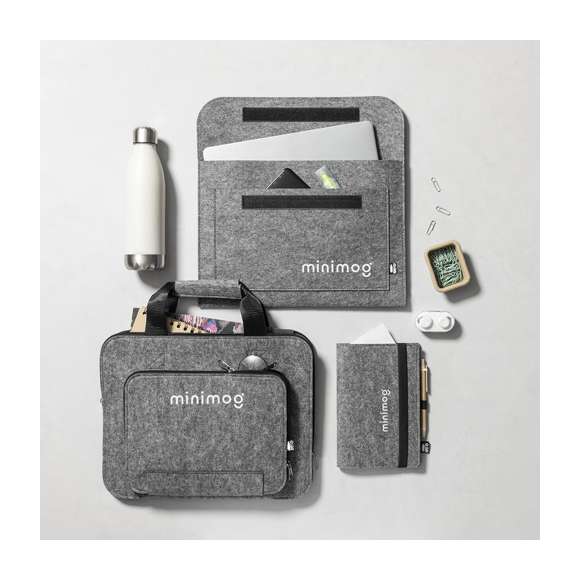 Bloc de notas A5 de línea nature con funda en fieltro RPETreciclado, fruto de la combinación del proceso de reciclaje de materiales plásticos junto con la técnica milenaria de fabricación del fieltro, dando como resultado un material de eco-tendencia que, además de ser de origen reciclado, también se convierte en reciclable.Incluye 100 hojas lisas. Con elástico de sujeción, soporte para bolígrafo y etiqueta RPET en portada.