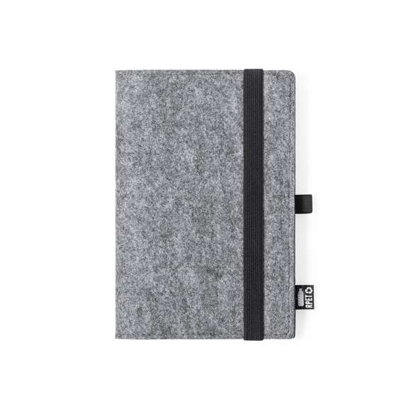 Bloc de notas A5 de línea nature con funda en fieltro RPETreciclado, fruto de la combinación del proceso de reciclaje de materiales plásticos junto con la técnica milenaria de fabricación del fieltro, dando como resultado un material de eco-tendencia que, además de ser de origen reciclado, también se convierte en reciclable.Incluye 100 hojas lisas. Con elástico de sujeción, soporte para bolígrafo y etiqueta RPET en portada.