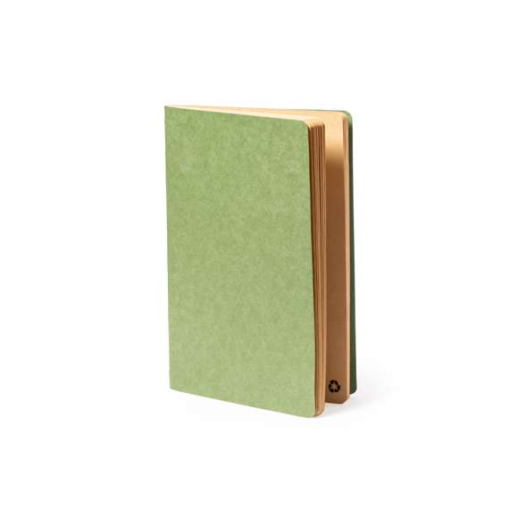 Libreta A5 de línea nature, con tapas blandas en resistente cartón reciclado. 60 hojas lisas de acabado kraft y distintivo reciclado.