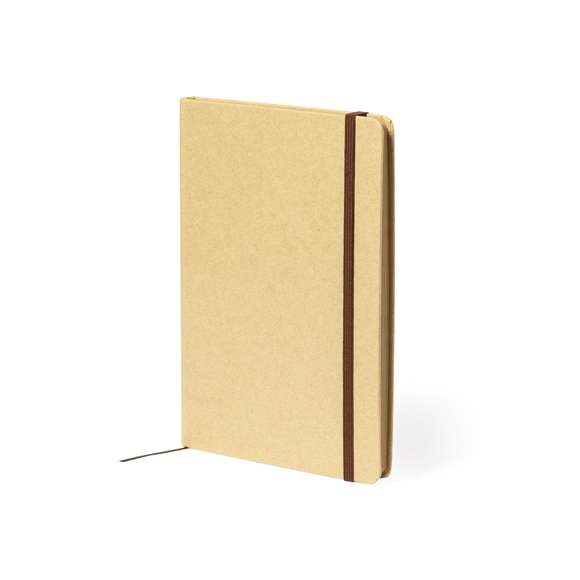 Bloc de notas A5 de línea nature, con tapas duras en resistente cartón reciclado. De 100 hojas lisas en acabado kraft con distintivo reciclado, con elástico de sujeción y marcapáginas de tela a juego.