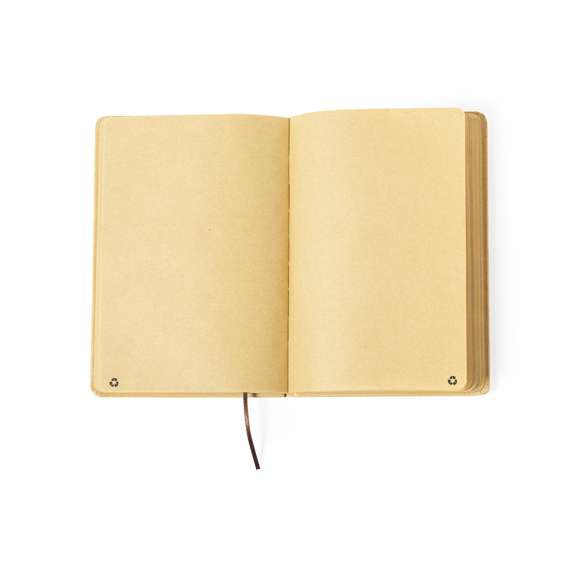Bloc de notas A5 de línea nature, con tapas duras en resistente cartón reciclado. De 100 hojas lisas en acabado kraft con distintivo reciclado, con elástico de sujeción y marcapáginas de tela a juego.