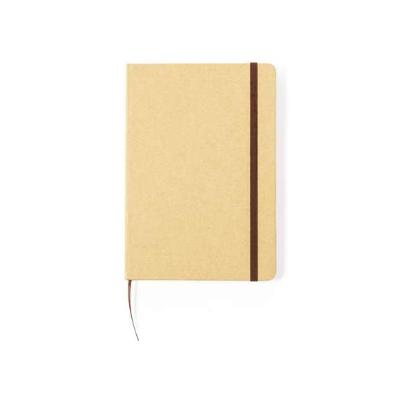 Bloc de notas A5 de línea nature, con tapas duras en resistente cartón reciclado. De 100 hojas lisas en acabado kraft con distintivo reciclado, con elástico de sujeción y marcapáginas de tela a juego.