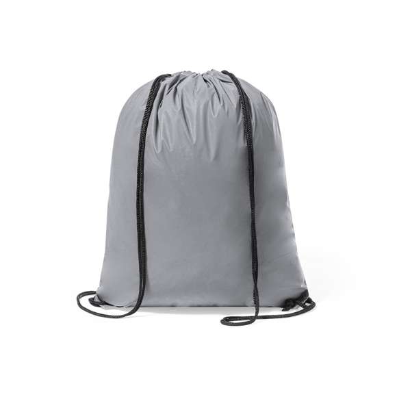 Mochila de cuerdas de suave poliéster 210T. Fabricada empleando tejido con gran capacidad para reflejar intensamente la luz, gracias a millones de pigmentos reflectantes y basándose en el principio de la retro-reflexión de la luz, una propiedad de visibilidad nocturna que consiste en la refracción de la luz hacia la fuente de origen de la misma. Con cuerdas autocierre en color negro y argollas metálicas. Resistencia hasta 7kg de peso y resistente al agua.